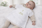 Preview: Taufauflger mit Spitze. Mit goldenem Kreuz und darunter gestickter Name und Datum