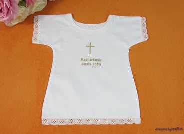 Taufauflger mit Spitze. Mit gesticktem goldenem Kreuz und darunter gestickter Name darunter Datum