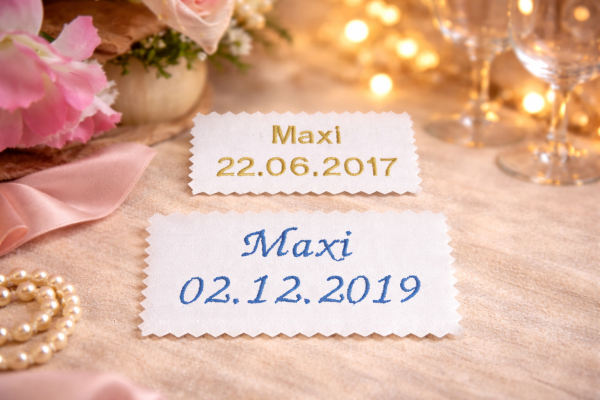 Ansicht Blockschrift in gold und Schreibschrift in blau