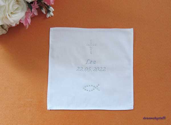 Tuch Taufe Stickerei Motiv Glassteine Name + Datum---Mittig gestickter Name darunter das Datum. Über Name Kreuz aus Glassteinen und unter Datum Motiv Fisch auch aus Glassteinen