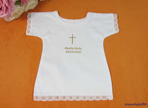 Taufauflger mit Spitze. Mit gesticktem goldenem Kreuz und darunter gestickter Name darunter Datum