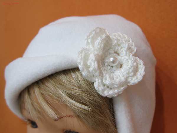 Taufmütze aus Fleece mit Blume + Perle