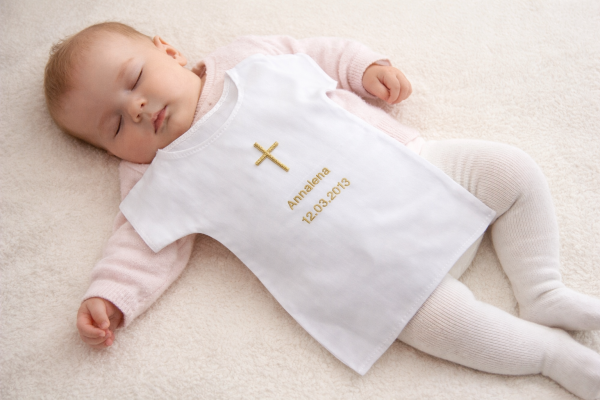 Taufaufleger ohne Spitze mit Stickerei Kreuz darunter der Name und da darunter das Datum in silber